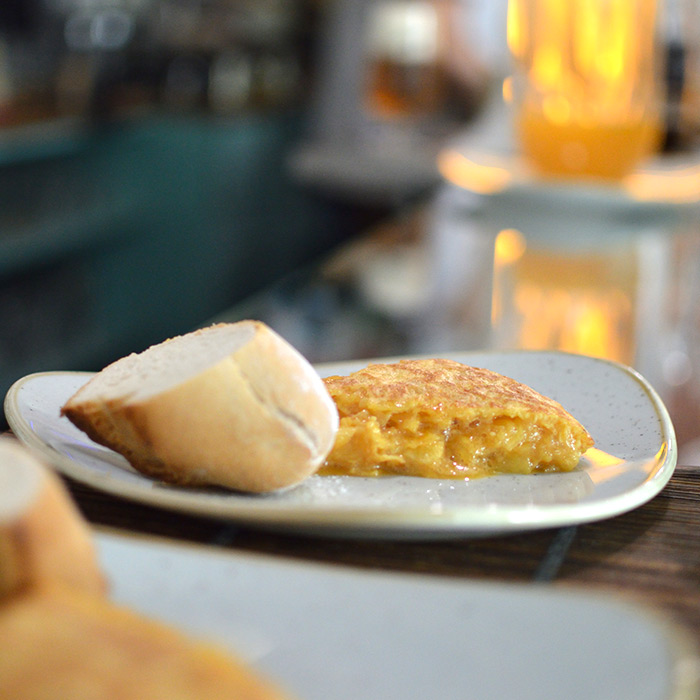 pincho de tortilla de patatas en plato con pan