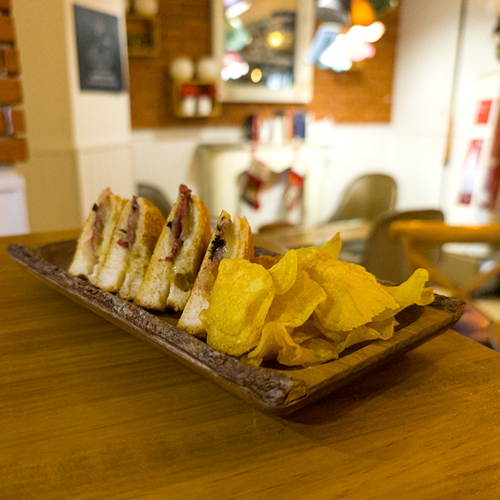 sandwich club con jamón ibérico queso arzúa rúcula patatas fritas