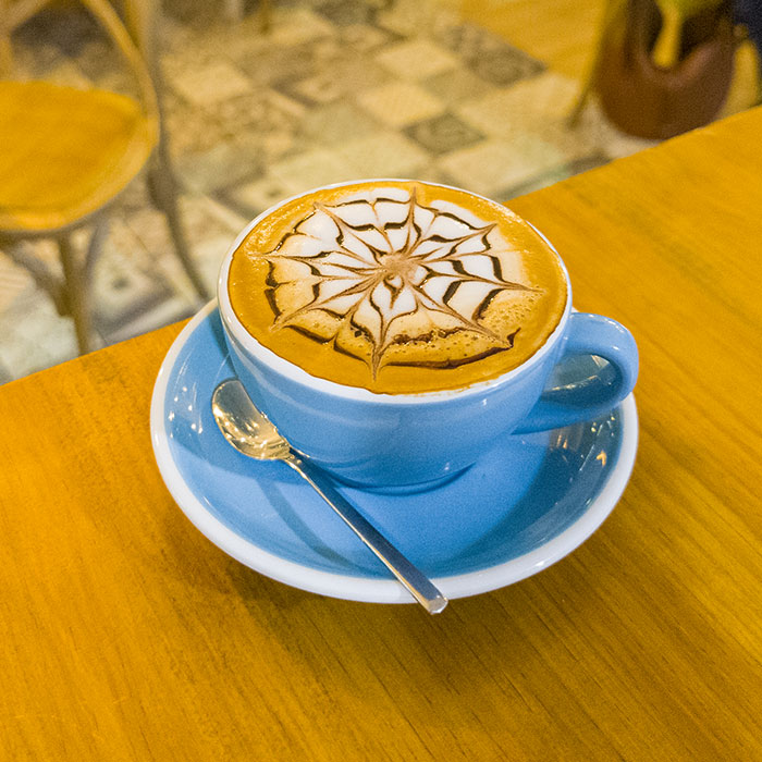 taza de café con decoración de espuma